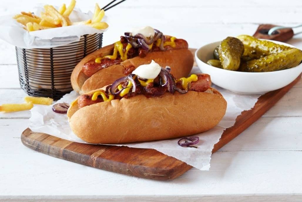 Hot Dog de Linguicinha com Molho Cremoso de Queijo e Cebola